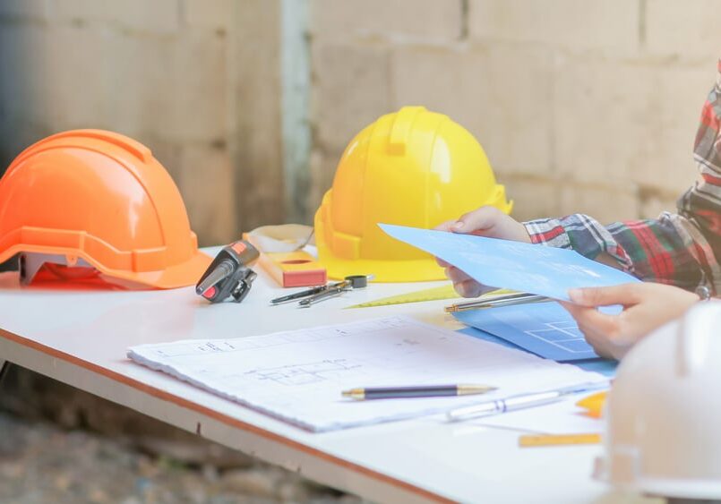 The,Engineer,Is,Giving,Advice,And,Consulting,With,The,Designer